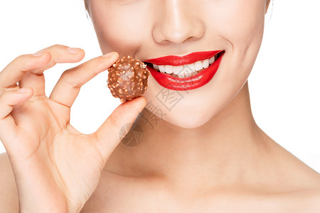女性吃巧克力特写高清图片