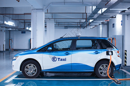 电动能源充电中的电动出租车背景
