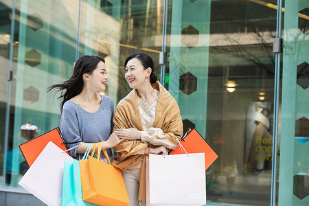 中国消费母女逛街购物背景