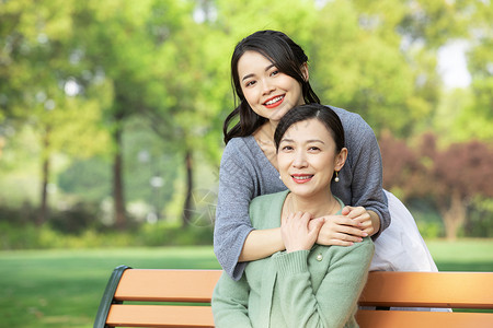 母女郊游公园长椅休息图片