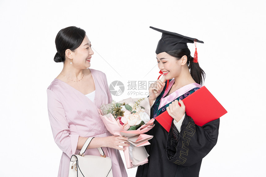 母女庆祝女儿大学毕业拿文凭