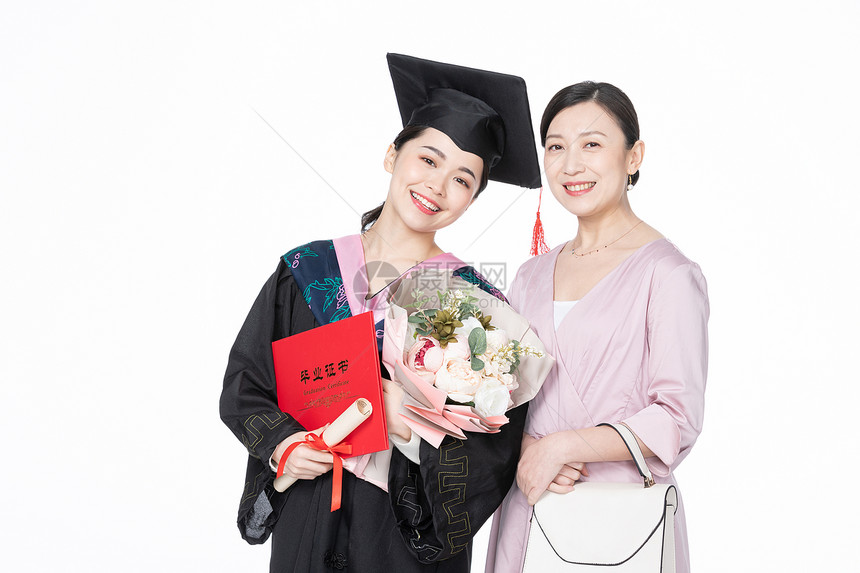母女庆祝女儿大学毕业拿文凭图片