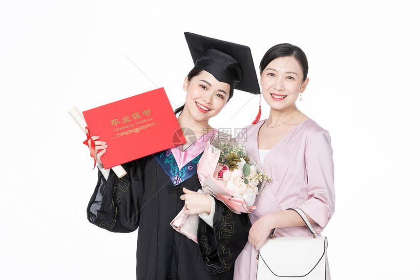 母女庆祝女儿大学毕业拿文凭