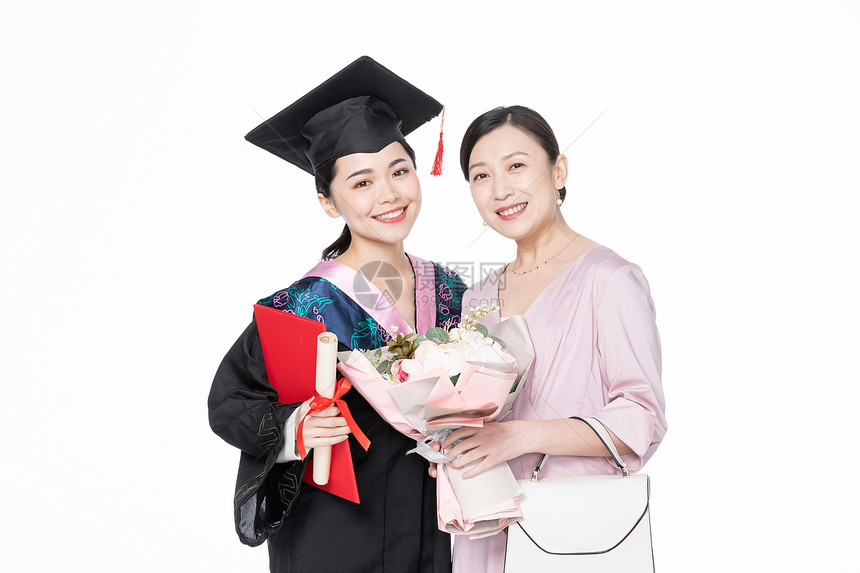 母女庆祝女儿大学毕业拿文凭图片