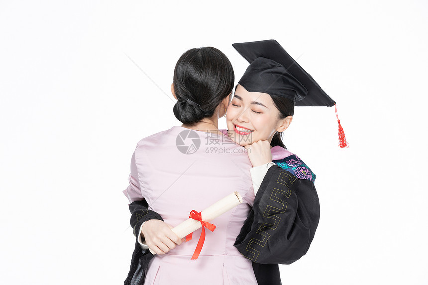 母女相拥庆祝女儿大学毕业图片
