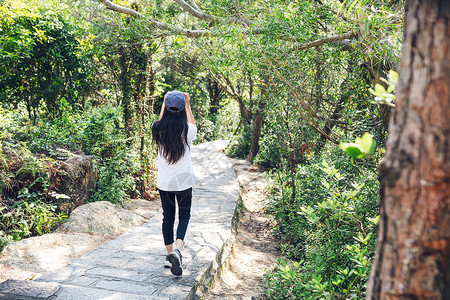 森下山森林休闲踏青的女性背景