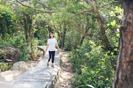 休闲踏青的女性背景图片