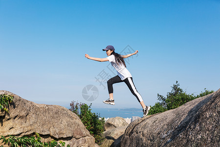 户外跳跃运动的女性高清图片