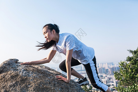 郊外攀岩美女人像高清图片