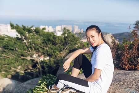 厦门郊外山顶坐石头上的女性图片