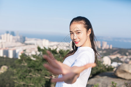 山顶牵手美女人像背景图片