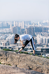 户外山顶热身运动青年图片