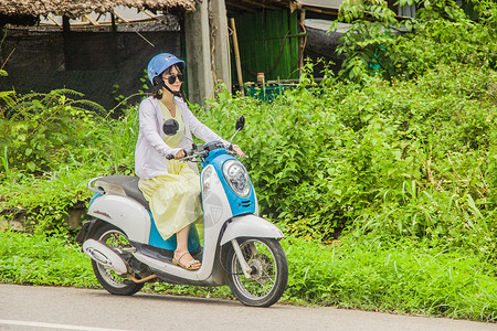 泰国女孩泰国拜县骑摩托车背景
