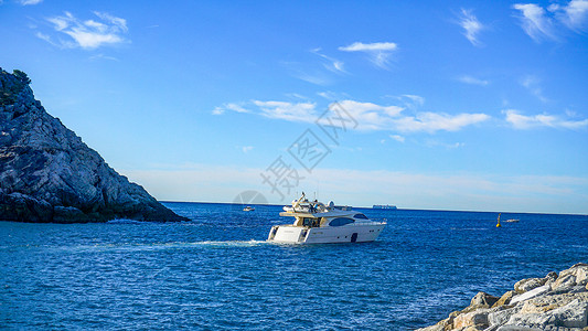 大游艇蓝色大海上的游艇背景