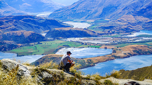 新西兰罗伊峰顶看风景的人高清图片