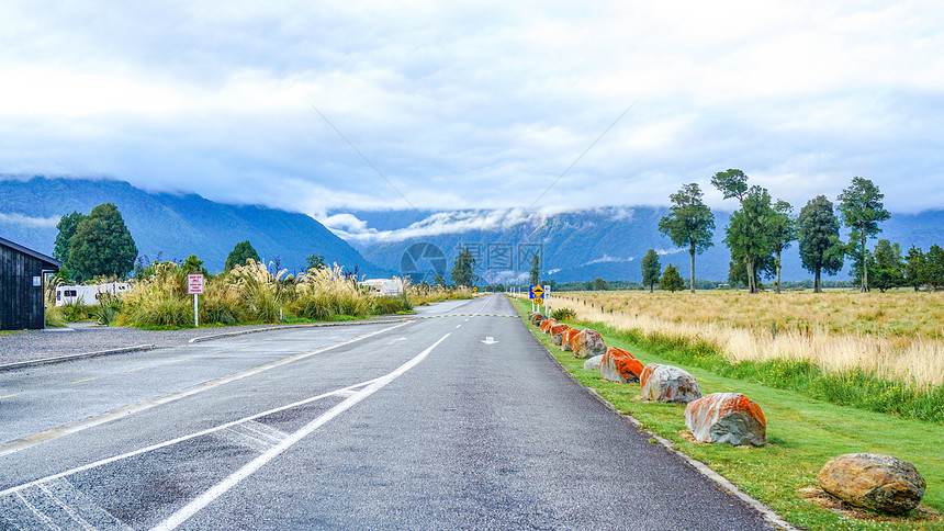 新西兰自驾高山下的公路图片