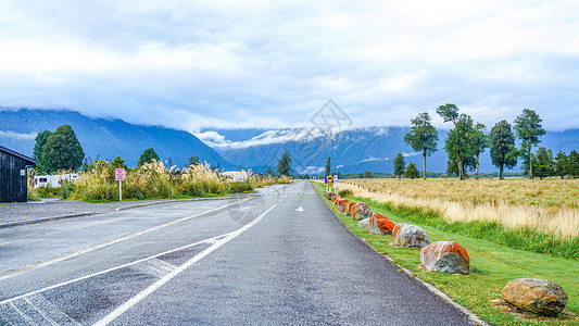 宝宝出行日新西兰自驾高山下的公路背景