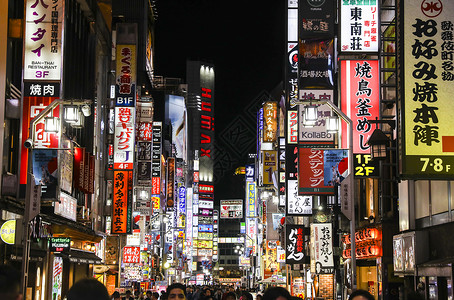 繁华的东京新宿街道夜景图片