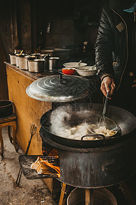 街边传统小吃柴火馄饨高清图片