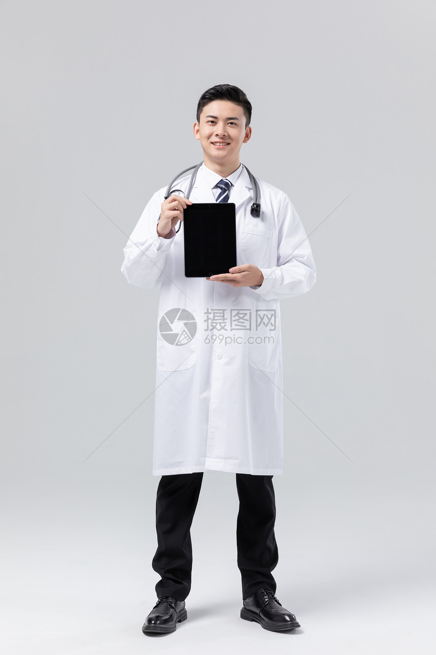 拿着平板电脑男性医生图片
