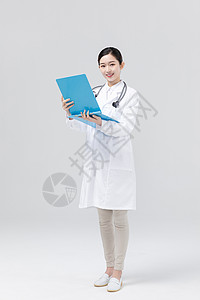 拿着文件夹的女医生背景图片