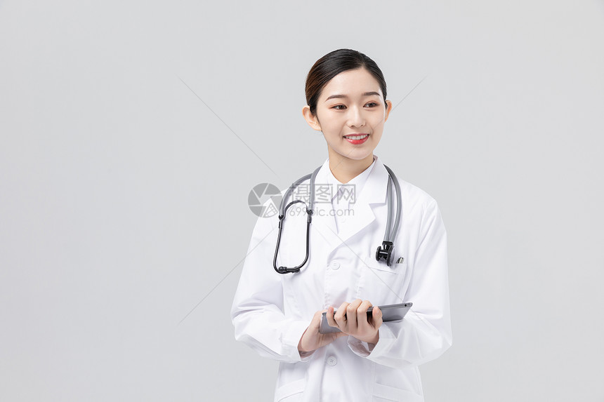 女性医生拿着平板电脑 图片