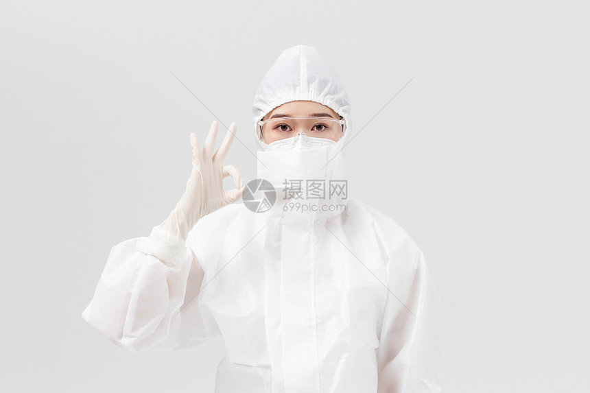 穿防护服OK手势的医护人员形象图片