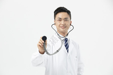 男性医生戴听诊器图片
