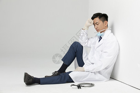 抗疫医生悲伤坐在地上图片