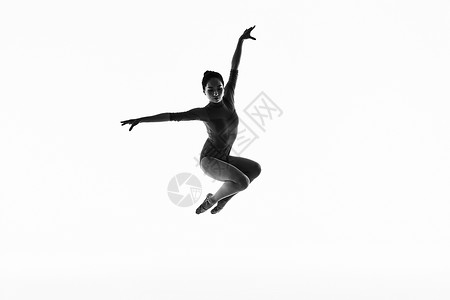 年轻美女艺术体操跳跃动作图片
