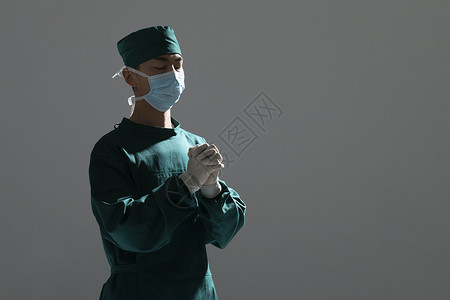 男性手术服医生祈祷祈福图片