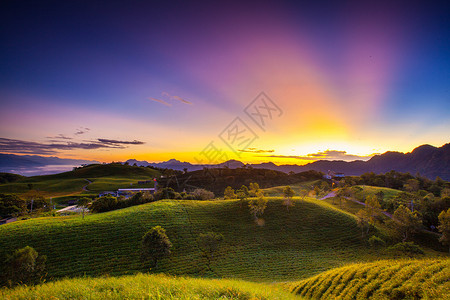 山间夕阳云雾缭绕风光背景