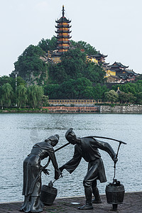 白素贞许仙镇江金山寺下的白娘子和许仙雕塑背景