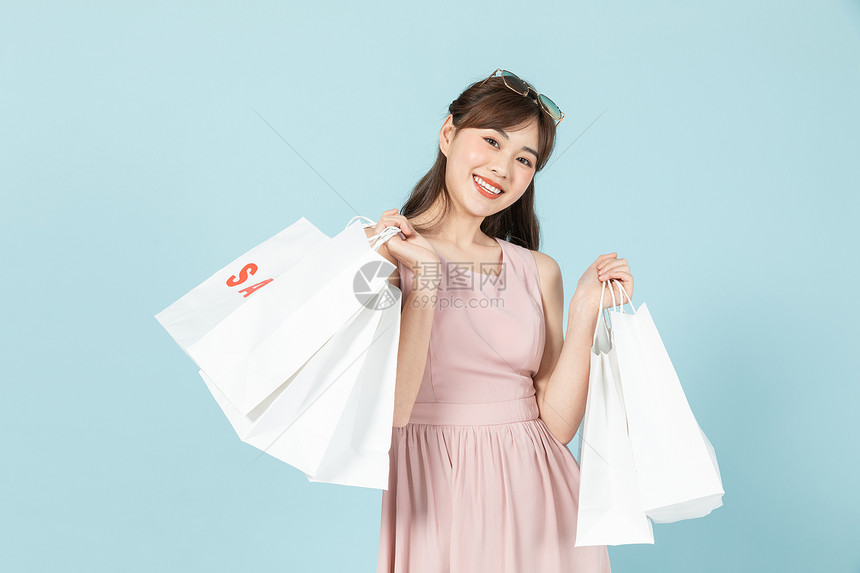 时尚美女手拎促销购物袋图片