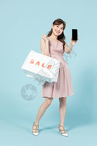 美女手拎促销购物袋展示手机图片