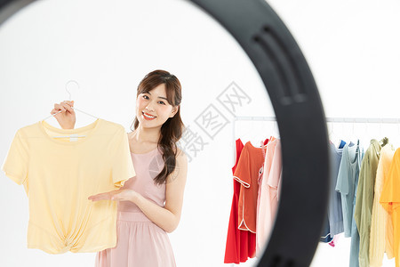 美女时尚主播手机直播卖衣服图片