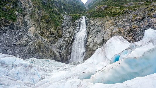 冰川上的瀑布背景图片