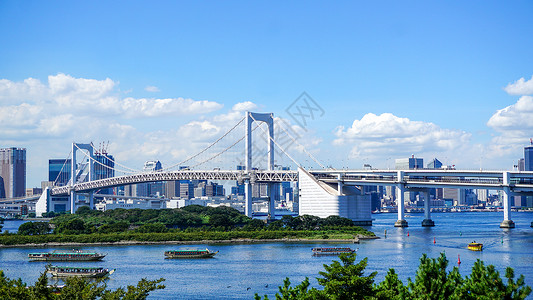 冲浪下的彩虹蓝天白云下的日本东京台场彩虹大桥背景