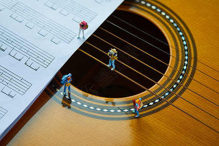 创意静物音乐吉他小人微距背景图片