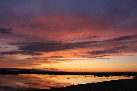 新疆湖边特色夕阳余晖粉嫩少女天空图片