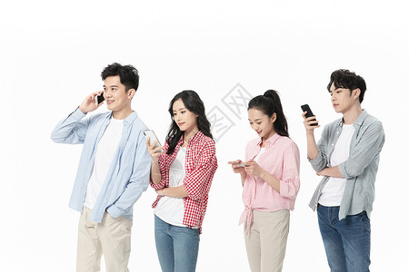 年轻人排队玩手机背景图片
