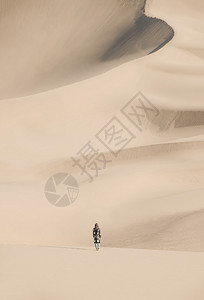 库木塔格沙漠人物孤独背影背景图片