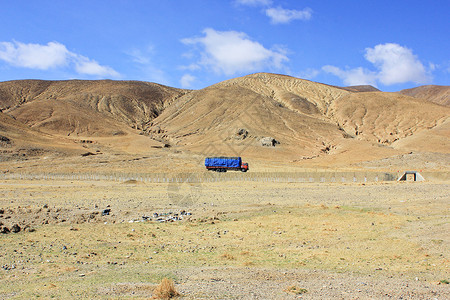 西藏318国道上的卡车背景图片