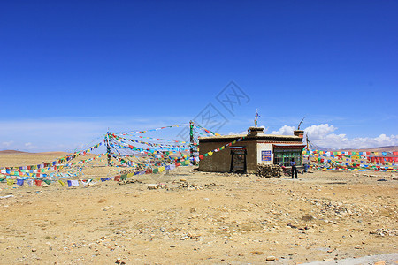 青藏高原上传统藏民房屋背景图片