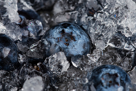 放入冰块里面的蓝莓背景