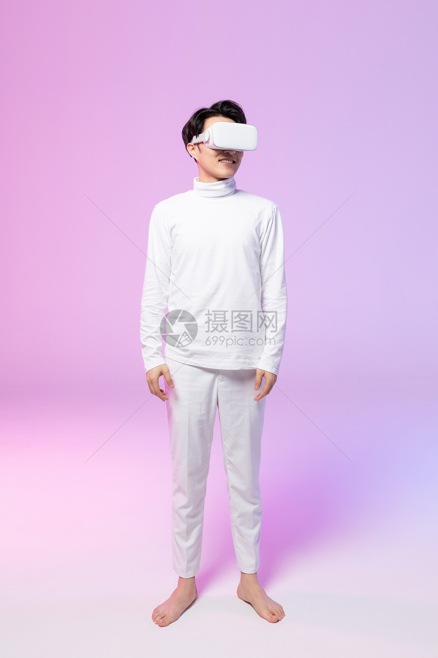 年轻男士体验VR眼镜图片