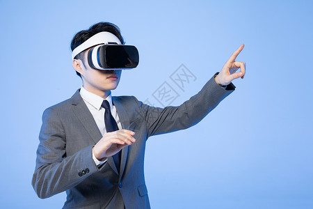 商务男士体验VR眼镜图片