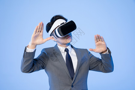 商务男士体验VR眼镜图片