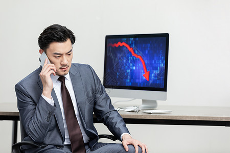商务男性遭遇股市熔断危机打电话图片