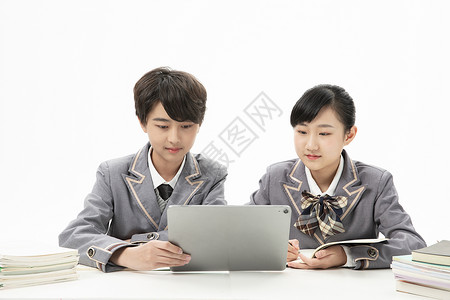 使用平板电脑上网课的男孩使用平板电脑学习的中学生背景